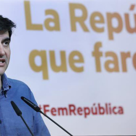 El portavoz de ERC y diputado de Junts pel Sí, Sergi Sabrià, atiende a los medios para valorar la sentencia del Tribunal Superior de Justicia de Catalunya (TSJC). | ALEJANDRO GARCÍA (EFE)