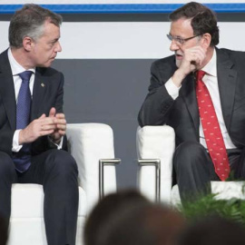 Urkullu y Rajoy conversan en un acto. EFE