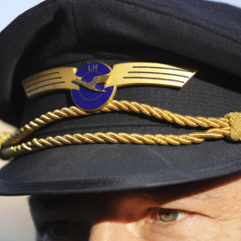 Uno de los pilotos que tomó parte en la huelga contra la compañía del pasado noviembre. REUTERS/Kai Pfaffenbach