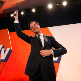 El primer ministro holandés, Mark Rutte, comparece tras conocer los resultados de los sondeos de las elecciones holandesas. - REUTERS
