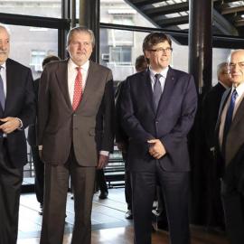El ministro de Educación y Cultura, Íñigo Méndez de Vigo, y el presidente de la Generalitat, Carles Puigdemont, posan con los dos premiados, el entrenador de fútbol Vicente del Bosque y el presidente de Nueva Economía Fórum, José Luis Rodrí