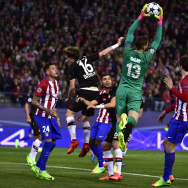Oblak ataja el balón durante el partido entre el Atlético de Madrid y el Bayer Leverkusen. - AFP