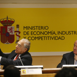 El secretario general de la OCDE, Ángel Gurría, acompañado por el ministro de Economía, Luís de Guindos, durante la presentación del informe económico sobre la economía española.EFE/Javier Lizón