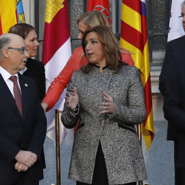 La presidenta de Andalucía, Susana Díaz, conversa con ministro de Economía, Cristobal Montoro, en la foto de familia de la última Conferencia de Presidentes de las CCAA. EFE