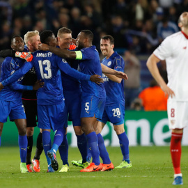 Los jugadores del Leicester celebran la clasificación ante el Sevilla. Reuters / Carl Recine
