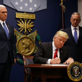Trump firmando el nuevo veto migratorio en el Pentágono. /REUTERS