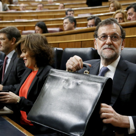 El presidente del Gobierno, Mariano Rajoy, en el hemícilo del Congreso de los Diputados poco antes de la sesión plenaria donde ha expuesto las conclusiones del último Consejo Europeo EFE/Mariscal