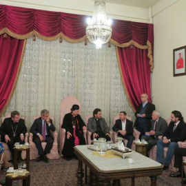 Javier Couso en una reunión con el Arzobispo Maronita.