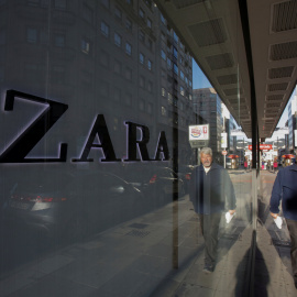 Un hombre pasa junto al escaparate de una tienda de Zara, la principal enseña de Inditex, en Pontevedra. REUTERS/Miguel Vidal