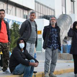 Refugiados afganos delante de la terminal de llegadas