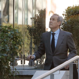 El ex alto cargo de supervisión del Banco de España Jerónimo Martínez Tello, a su llegada a la Audiencia Nacional donde declara como investigado junto a Mariano Herrero por la salida a bolsa de Bankia. EFE/Juan Carlos Hidalgo