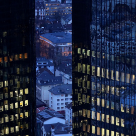 El logo de Deutsche Bank en la sede del banco, en Fráncfort. REUTERS/Kai Pfaffenbach
