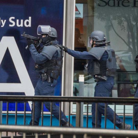 Agentes franceses entran en la terminal sur del aeropuerto de Orly. | REUTERS