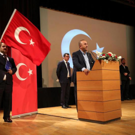 Mevlüt Çavusoglu, ministro de exteriores turco, en un mitin en la ciudad de Metz el pasado 12 de marzo. | EFE