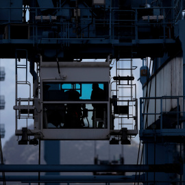 Un estibador en la cabina de una de las grúas de la terminal de carga del puerto de Algeciras. REUTERS/Jon Nazca