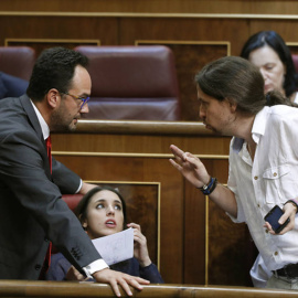 Antonio Hernando, Irene Montero y Pablo Iglesias, en una imagen de archivo. REUTERS/ ANDREA COMAS