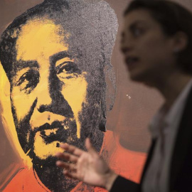 La obra "Mao", realizada por el artista estadonindense Andy Warhol, durante la presentación de la subasta de noche de arte contemporáneo de Sotherby's. EFE/ Jerome Favre
