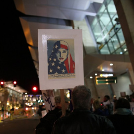 Un manifestante contra el veto de la Administración Trump a los viajeros desde varios países árabes, en el aeropuerto de San Diego, California. AFP/Sandy Huffaker