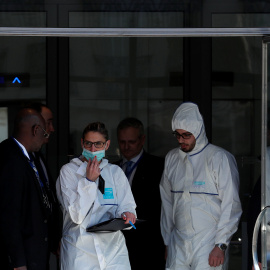 Agentes de la policía científica francesa, en las oficinas del Fondo Monetario Internacional (FMI), donde explotó un paquete hiriendo a una funcionaria la pasada semana.- REUTERS