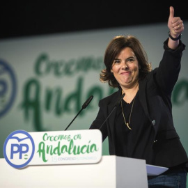 La vicepresidenta del Gobierno, Soraya Sáenz de Santamaría, durante su intervencion durante el XV Congreso Regional del PP andaluz que se celebra en el Palacio de Ferias y Congresos de Málaga. EFE/Carlos Díaz