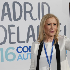 La jefa del Gobierno de la Comunidad de Madrid, Cristina Cifuentes, graba un mensaje para las redes sociales, durante el XVI Congreso del PP de Madrid, en el que será proclamada nueva presidenta la formación. EFE/Mariscal