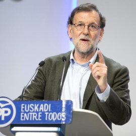 El presidente del Gobierno, Mariano Rajoy, durante su intervención en la clausura del congreso del PP vasco celebrado hoy en Vitoria. EFE/David Aguilar