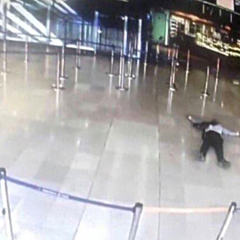 Una cámara de seguridad del aeropuerto de Orly, París, muestra el cuerpo sin vida del agresor abatido a tiros por la Policía francesa. REUTERS/CCTV