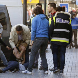 En la foto, la cuñada del fallecido en el lugar del tiroteo. | MARISCAL (EFE)