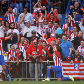 Antoine Griezmann celebra su gol con Filipe Luis. REUTERS/Susana Vera