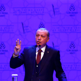 El presidente turco, Tayyip Erdogan, durante su mitin de este domingo en Estambul.- REUTERS