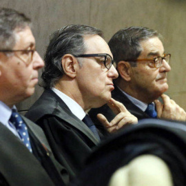 El ex delegado del Gobierno en el País Vasco Mikel Cabieces, el abogado Rafael Alcorta y expresidente de Kutxabank Mario Fernández. EFE