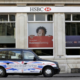 Un taxi pasa por delante de una oficina del banco HSBC en Londres. REUTERS/Suzanne Plunkett