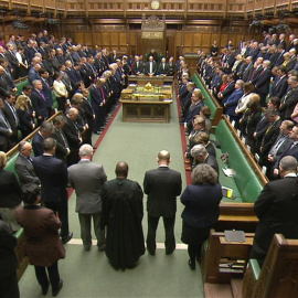 Los parlamentarios británicos guardan un minuto de silencio en homenaje a las víctimas del atentado. - REUTERS