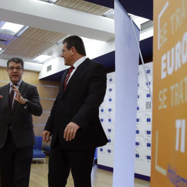 El ministro de Energía, Álvaro Nadal (i), conversa con el vicepresidente de la CE y responsable de la Unión de la Energía, Maros Sefcovic, durante la inauguración de la jornada "2ª Gira de la Unión de la Energía" hoy en Madrid. EFE/Juan Car