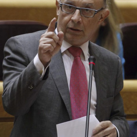 El ministro de Hacienda y Función Pública, Cristóbal Montoro, durante su intervención en la sesión de control al Gobierno esta tarde en el Senado, en Madrid. EFE/Fernando Alvarado