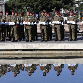 Soldados forman durante el izado de la bandera del desfile militar del 12 de octubre. EFE