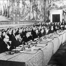 Imagen del 25 de marzo de 1957 de la firma del Tratado de Roma en el Palazzo dei Conservatori, en la capital italiana. AFP