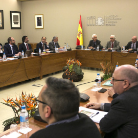 Un momento de la reunión que representantes de la patronal y de los sindicatos de los estibadores. EFE/Santi Donaire