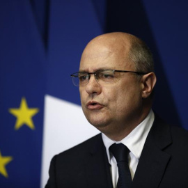 El primer ministro francés del Interior, Bruno Le Roux (c), ofrece una rueda de prensa para anunciar su dimisión en la Prefectura de Bobigny, en París (Francia), hoy, 21 marzo de 2017. Le Roux dimitió hoy de su cargo por el escándalo suscit