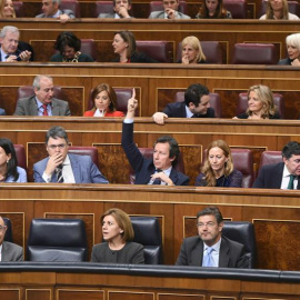 El portavoz adjunto del PP Carlos Floriano (c) marca el sentido del voto para los diputados de su grupo, durante el pleno del Congreso de los Diputados. EFE/Fernando Villar