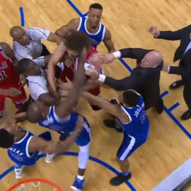 Un momento de la pelea entre Robin López y Serge Ibaka.