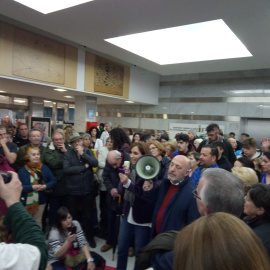 Momento del encierro en el hall del hospital Ramón y Cajal de Madrid.- PÚBLICO