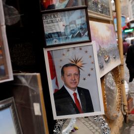 Un póster del ministro turco Tayyip Erdong en la puerta de una tienda en Estambul. REUTERS/Murad Sezer