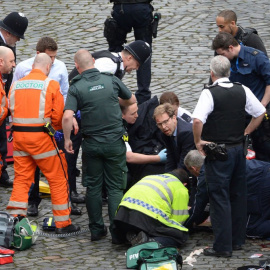 Tobias Ellwood, el diputado que intentó salvar la vida al policía apuñalado, TWITTER