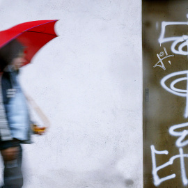 Un joven pasa junto a una pintada de ETA en la ciudad de Guernica. - REUTERS