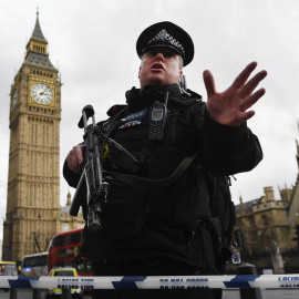 Un agente de policía británico permanece en guardia tras un tiroteo ante el Parlamento en Londres, Reino Unido. EFE/Andy Rain