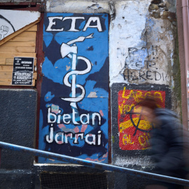 Una personas camina delante de una pintada de ETA en Bermeo, REUTERS/Vincent West