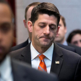 El presidente de la Cámara Paul Ryan (c) se dirige a una conferencia de la Cámara Republicana en el Capitolio en Washington. EFE/Michael Reynols