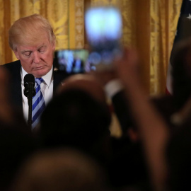 El presidente de EEU, Donald Trump, recibe a los griegos  en la Casa Blanca para celebrar el Día de la Independencia de Imperio Otomano. REUTERS/Carlos Barria