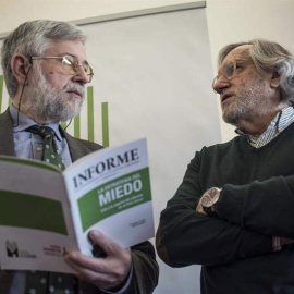 Francisco Llera, a la derecha de la imagen, en la presentación de otro estudio la semana pasada. | EFE